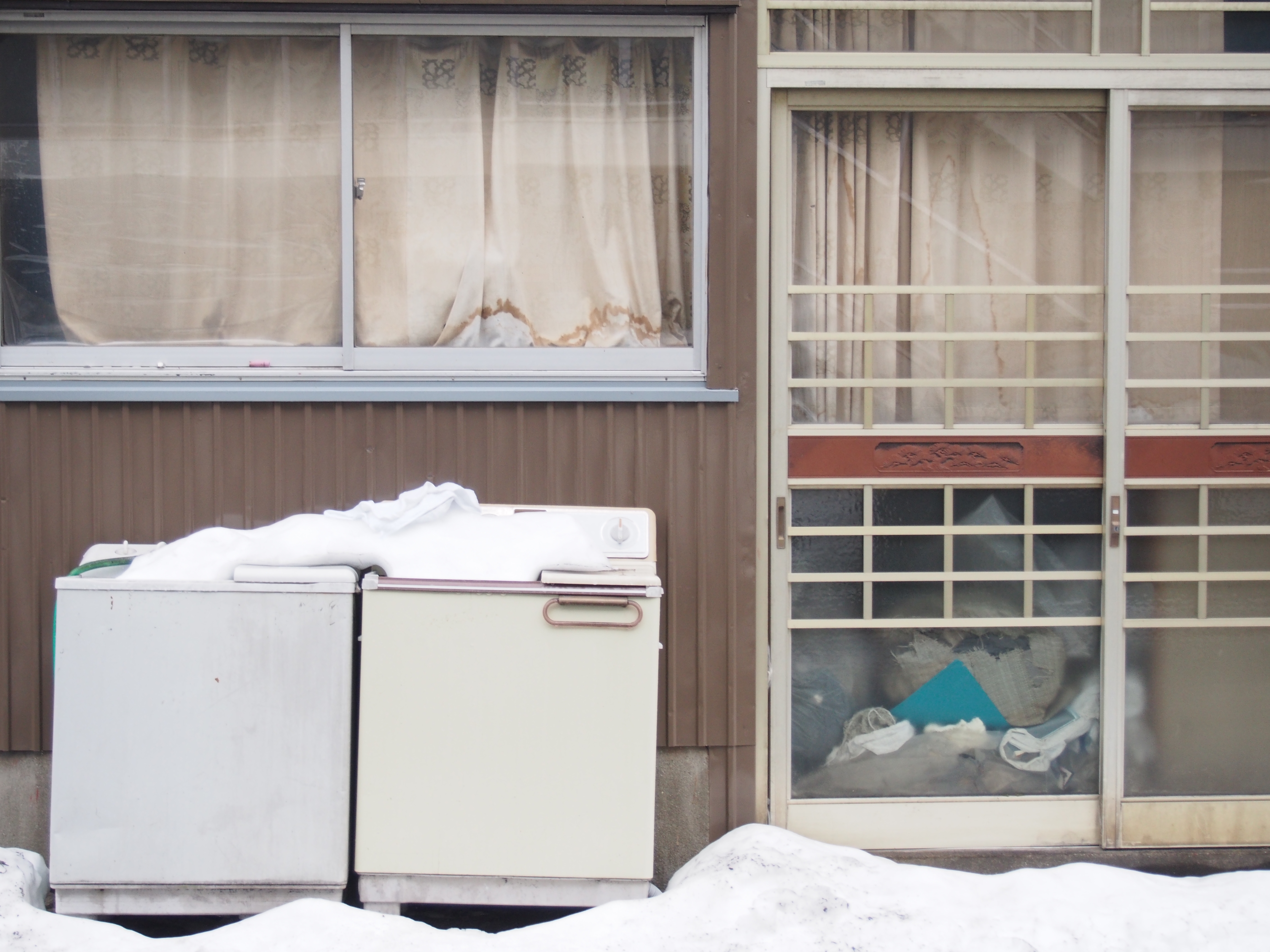 置き去りにされて妙な存在感を放つ二層式洗濯機