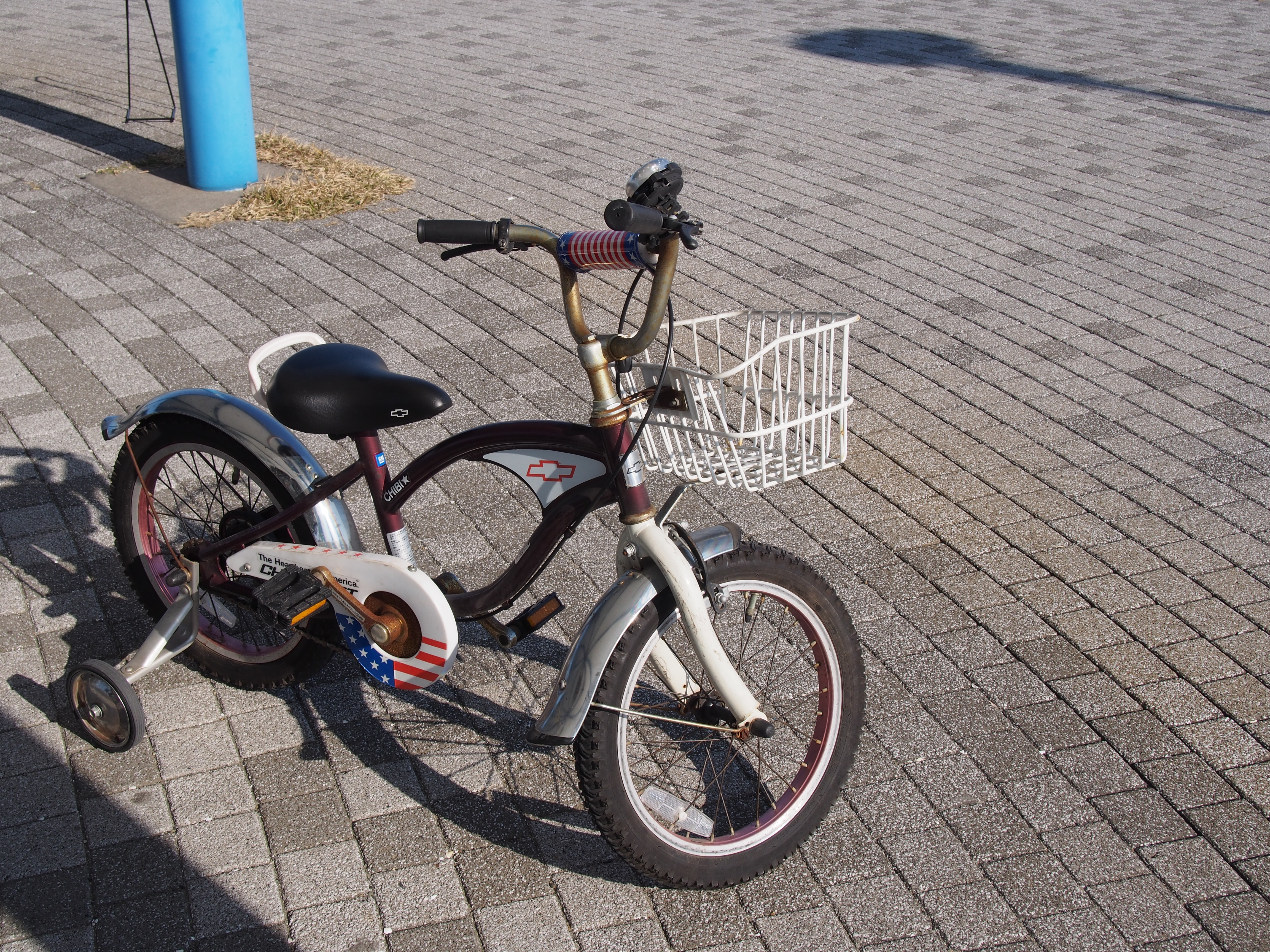 散歩で見つけた、ちょっと古びた自転車