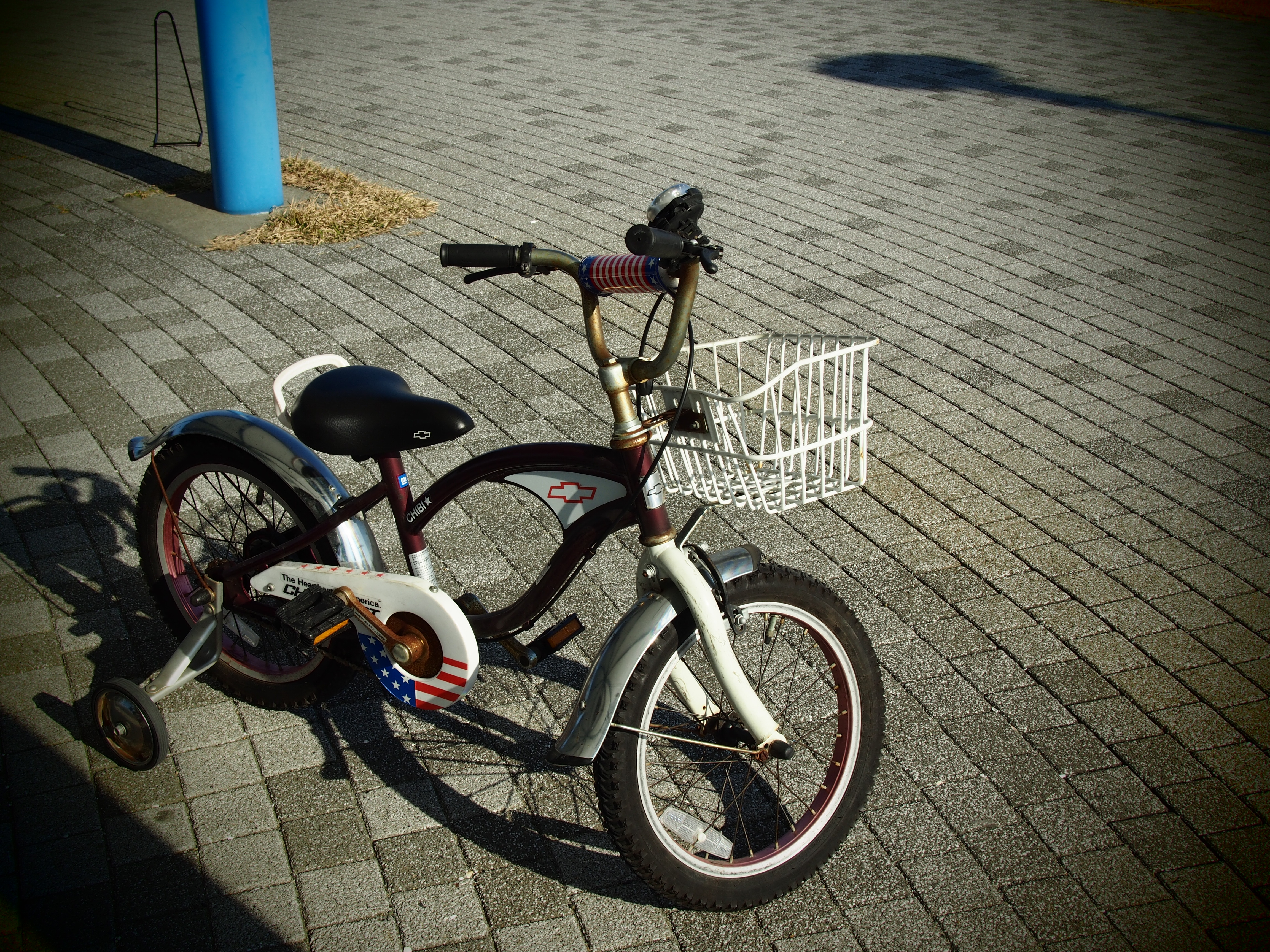 彩度が下がって、コントラストが上がり、写真の四隅に向かって少しずつ暗くなる「トンネル効果」が付加され、トイカメラで撮影したような写真になる
