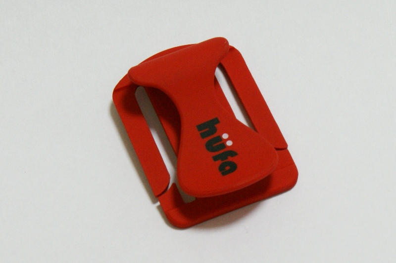 大きめのクリップのようなシンプルな形状で、重量はたったの9gと軽量。赤のほかに、白と黒をラインアップ