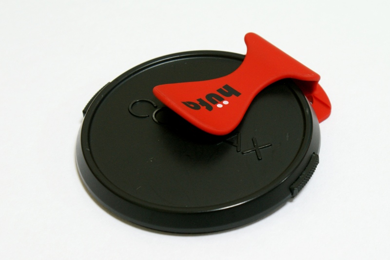 レンズキャップを挟んで保持するタイプのレンズキャップホルダーで、レンズ径44mm〜77mmまで対応