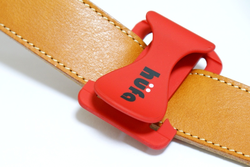 いつも使っているストラップに取りつけてみた。革の厚みが2ミリ弱ある厚手の革だが、問題なく装着できた。厚み4mmまで対応する