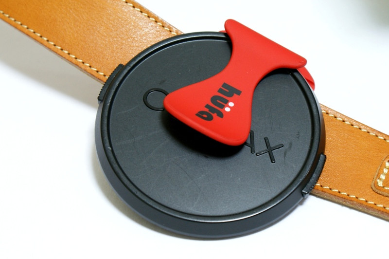 外したレンズキャップを挟むだけ。このキャップは72mmと大きめだが、しっかりと挟んでくれ、マット加工の効果で落ちたりズレたりすることもない