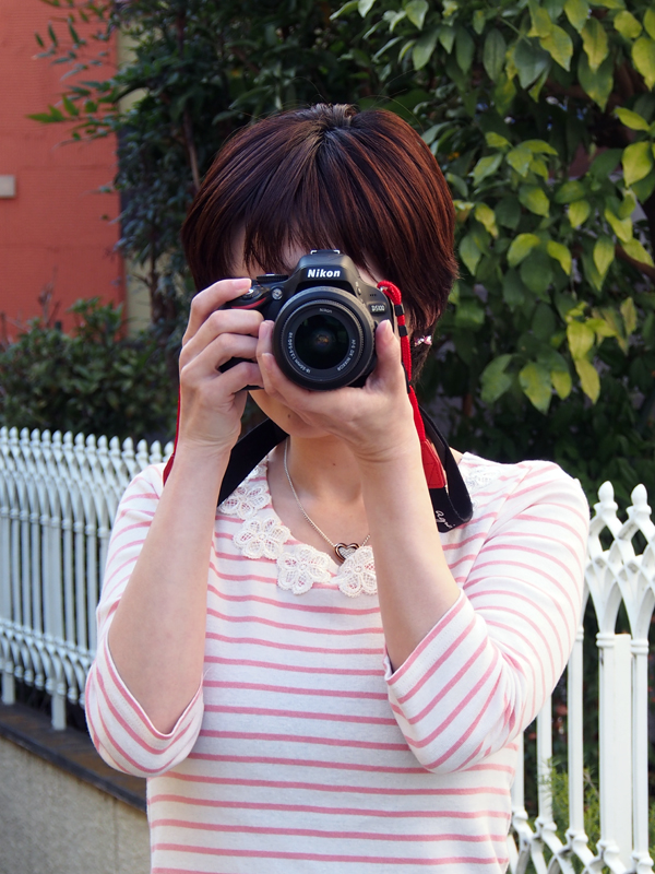 脇をしめて右手はグリップをしっかり握り、左手でシャッターを押した時の衝撃を吸収するように持ちましょう