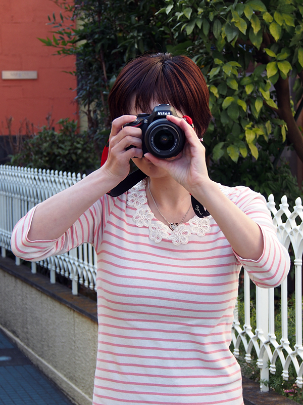 レンズを上から持って脇があいている構え方では、シャッターを押した時にカメラが揺れてしまいます！