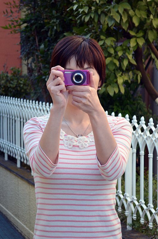 片手で持たずに脇をしめて両手でしっかりと持つと、失敗写真が格段に少なくなります！