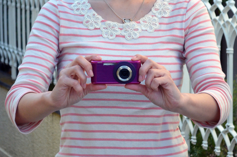 上下をつまむように持つと、シャッターを押したときに左右にガクッと傾いた写真になりがちです