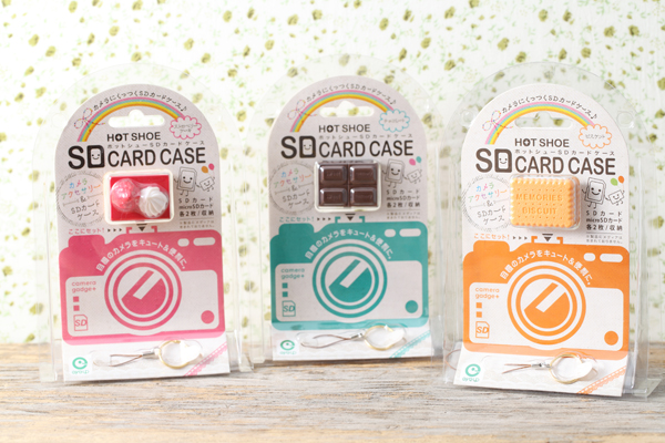 パッケージにはストラップパーツが付いてるので、ホットシューにつけるだけではなく、キーホルダーとしても使えます