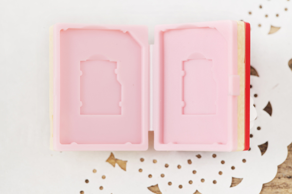 SDカードがピッタリはまるので、開けた時に落ちたりする心配もないのです