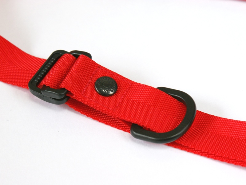 この中央部分にある“D字型フック”がポイント。ここに指を入れて引っ張るだけで、長さを自在に調節できる