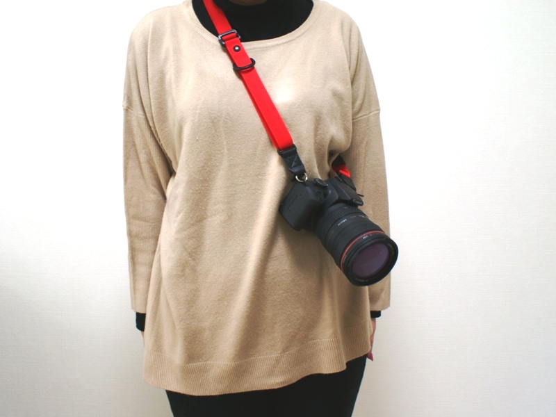 ストラップをカメラに装着し、普段通りにカメラをななめがけにする