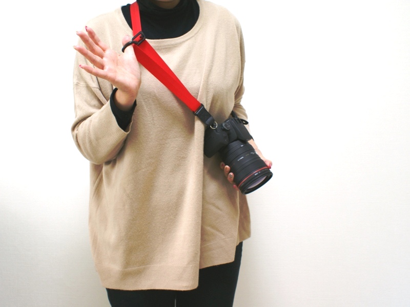 長さを伸ばしたいときには、D字型フックに親指を入れ、前に押すように引っ張るだけ。縮めたい場合には上に戻すようにスライドする