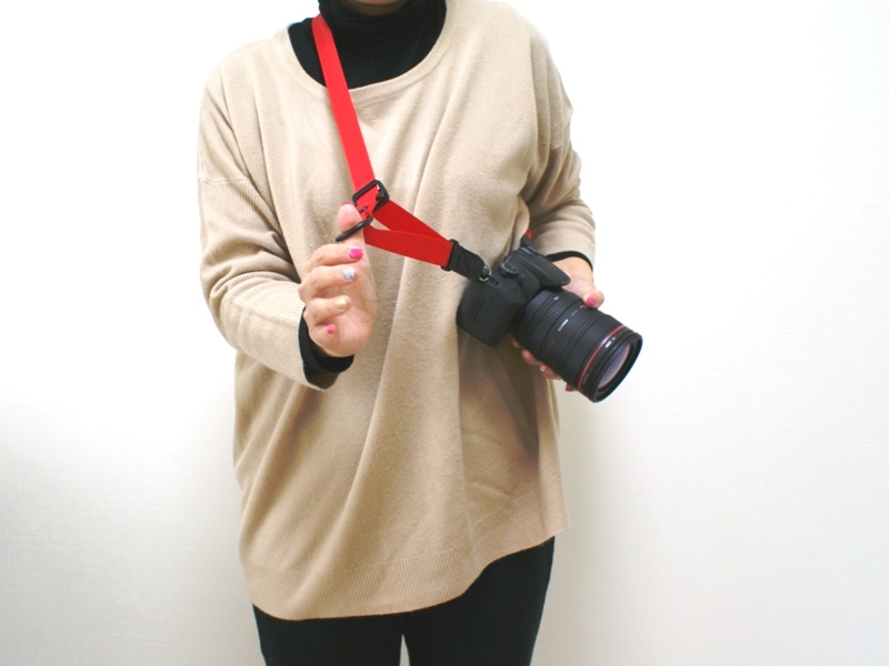 長さを伸ばしたいときには、D字型フックに親指を入れ、前に押すように引っ張るだけ。縮めたい場合には上に戻すようにスライドする