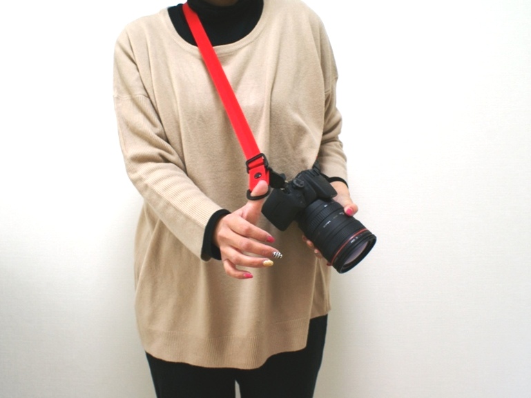 長さを伸ばしたいときには、D字型フックに親指を入れ、前に押すように引っ張るだけ。縮めたい場合には上に戻すようにスライドする