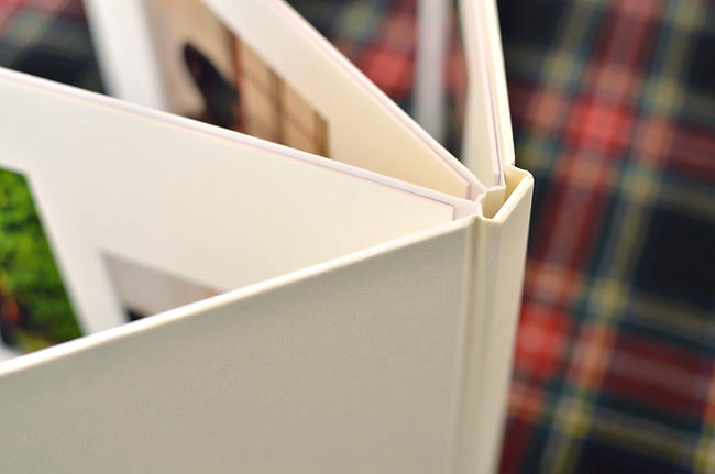 表紙、中台紙ともに厚みがあり、立てて置くこともできます。