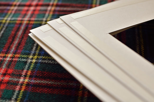 中台紙の裏面には両面テープが付いており、簡単に貼り込むことができます。