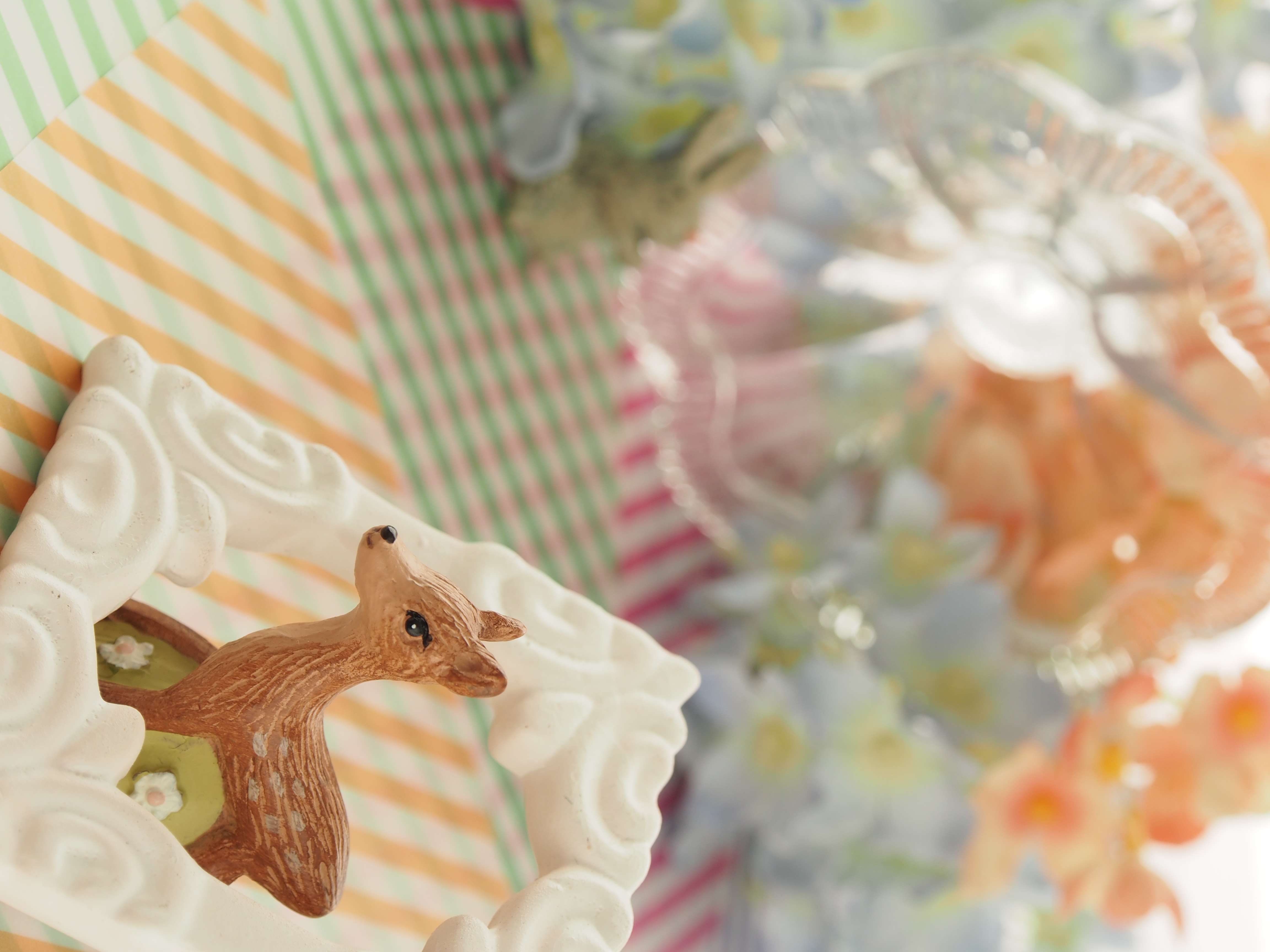 すべて絞り優先AEモードで撮影。焦点距離は44mm。F6の絞りを開けた状態では手前のバンビにしかピントが合っていないので、後ろにいるウサギはボケていて見えませんが、F11まで絞ると動物のオブジェがふたつあるのがわかるようになりました。F22まで絞るとウサギも存在感が出てきましたね。