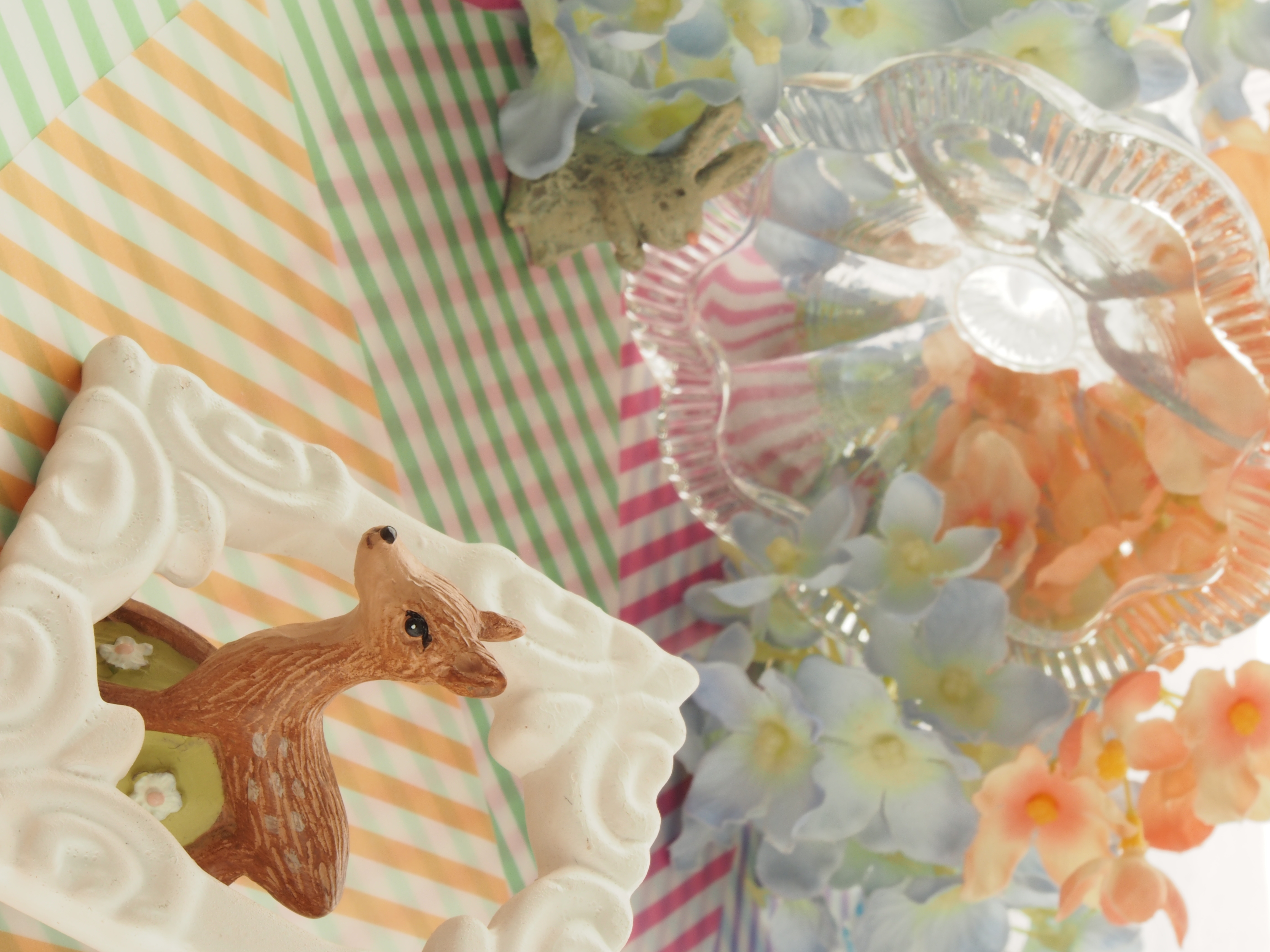 すべて絞り優先AEモードで撮影。焦点距離は44mm。F6の絞りを開けた状態では手前のバンビにしかピントが合っていないので、後ろにいるウサギはボケていて見えませんが、F11まで絞ると動物のオブジェがふたつあるのがわかるようになりました。F22まで絞るとウサギも存在感が出てきましたね。