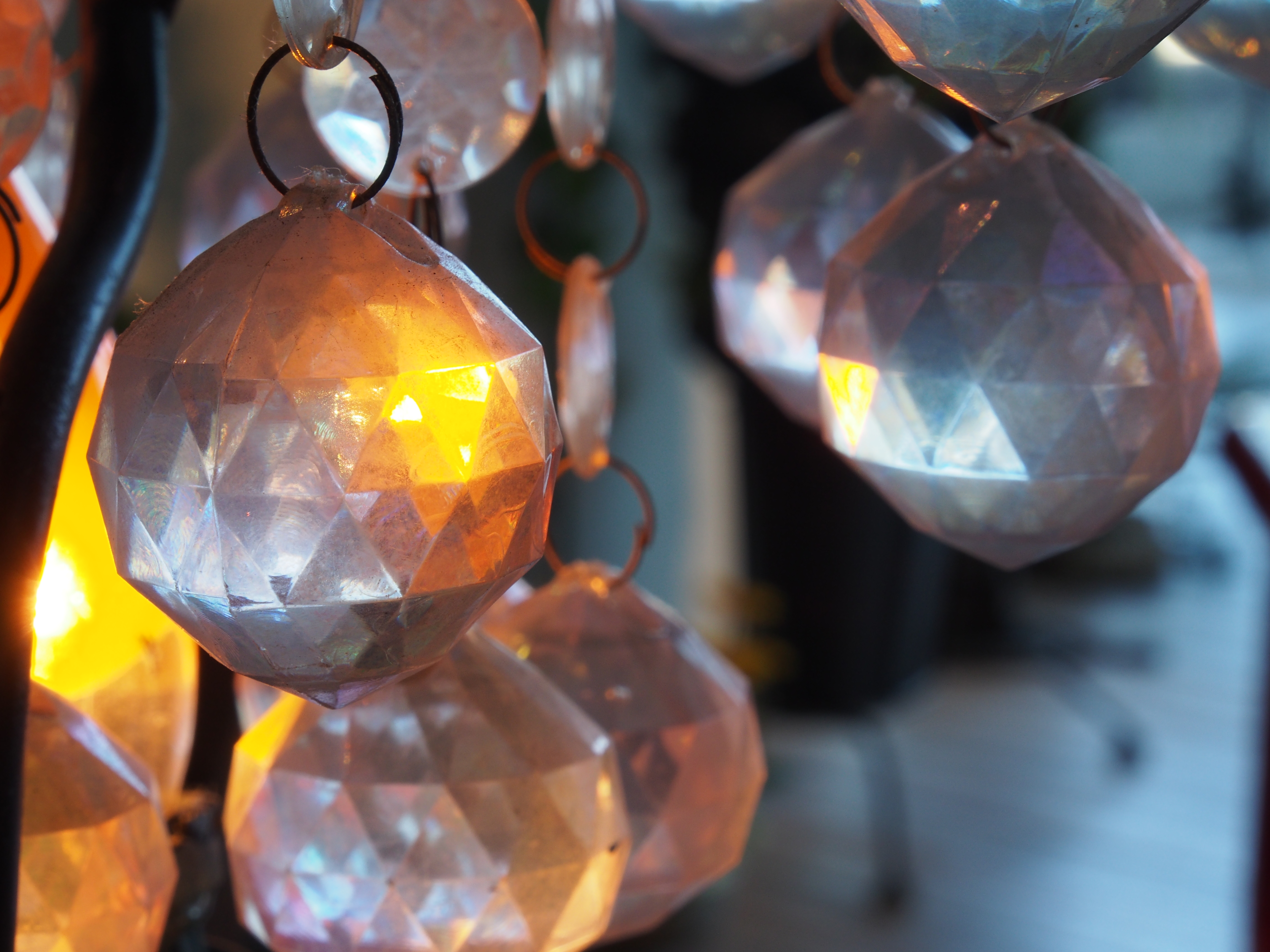 焦点距離50mm、絞り優先AEで撮影。F6.3では手前のクリスタルだけにピントが合っていて、後ろのクリスタルは背景に溶けていますが、F14では右奥のクリスタルも形がわかるくらいにピントが合っています。