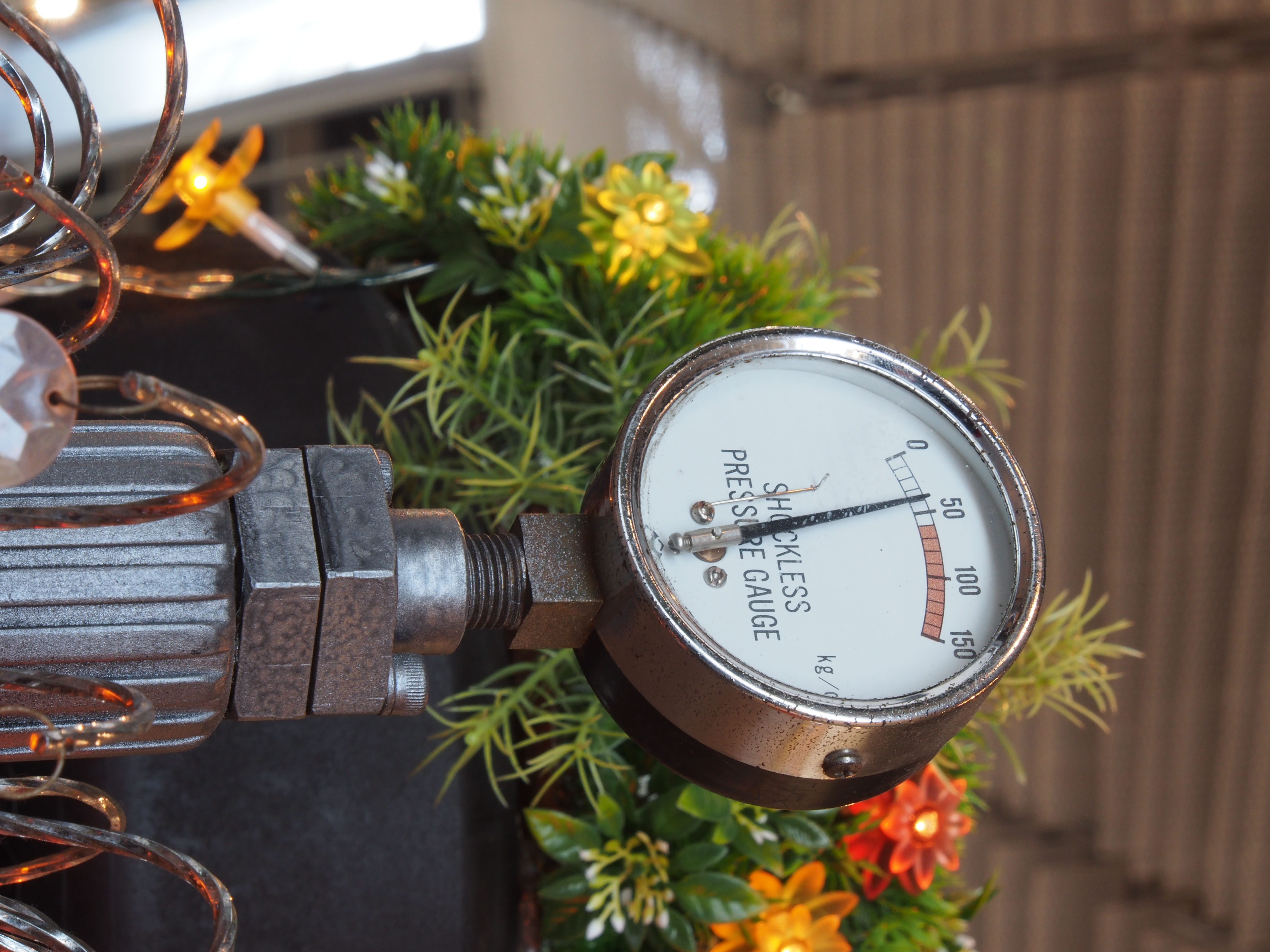 焦点距離50mm、絞り優先AEで撮影。F6.3では被写体が金属的でも背景がボケているので柔らかい印象になりますが、F14では天井の模様もわかるくらい奥までピントが合っているので、全体にシャープな印象になりました。