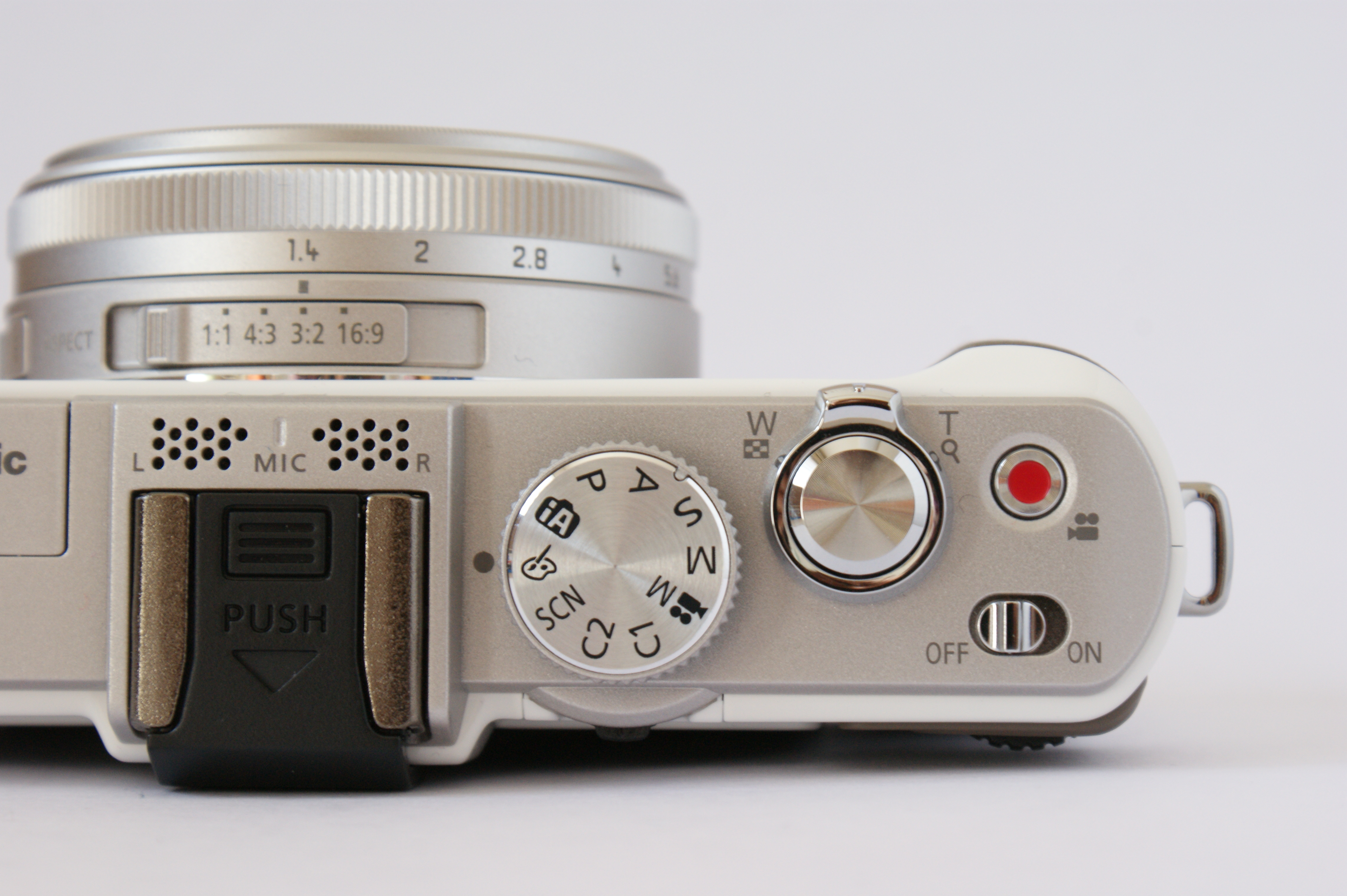 LX7ではモードダイヤルをパレットの絵の部分（クリエイティブコントロールモード）に合わせる