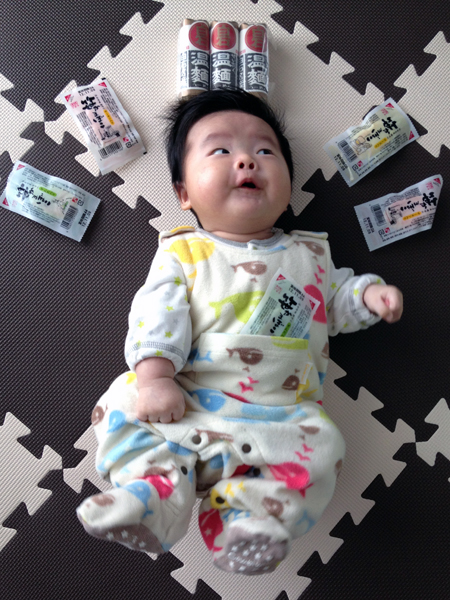 仙台のお土産「笹かま」と「温麺」とパチリ。コドモが動いているのでちょっと被写体ブレしてしまいましたが、この表情のインパクトには勝てず(笑)