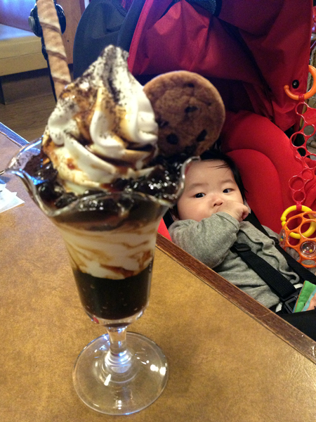 レストランにてパフェのデザートを（私が)美味しく頂きました。パフェの手前にカメラを構えて声を掛けながら撮りました