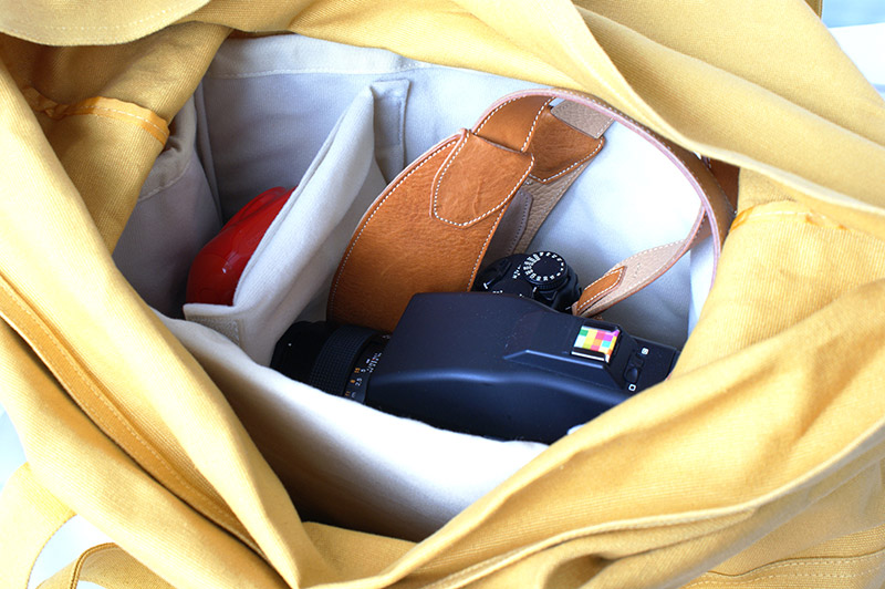 カメラを入れてもまだまだ荷物の入る大きさで、ちょっとした旅行などにも重宝する