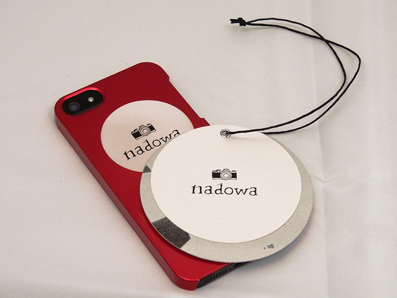 購入時についているタグは、実はシールになっており、スマートフォンケースなどに貼ってもカワイイ