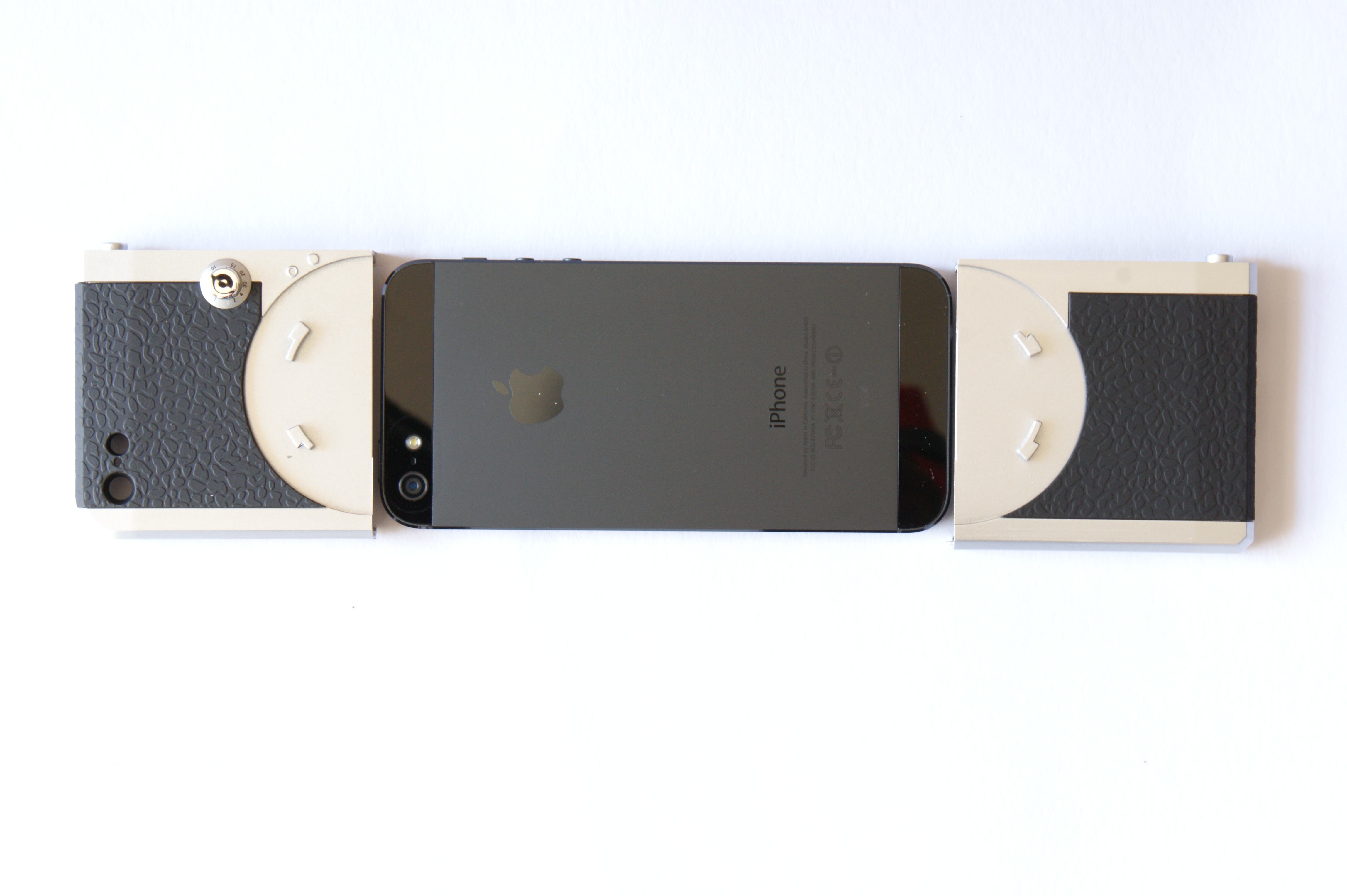 まずは、iPhone5本体を左右からはさむようにして装着