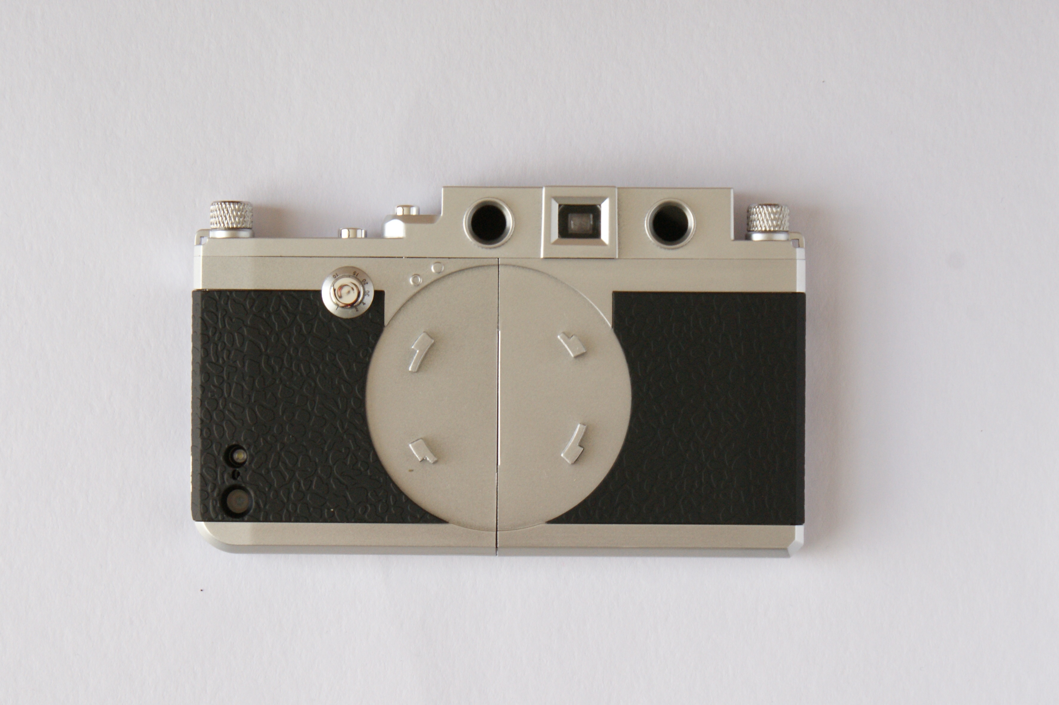 シャッターボタン、ファインダーなどのある軍艦部分を装着し、左右両肩のダイヤルを回転させて固定する