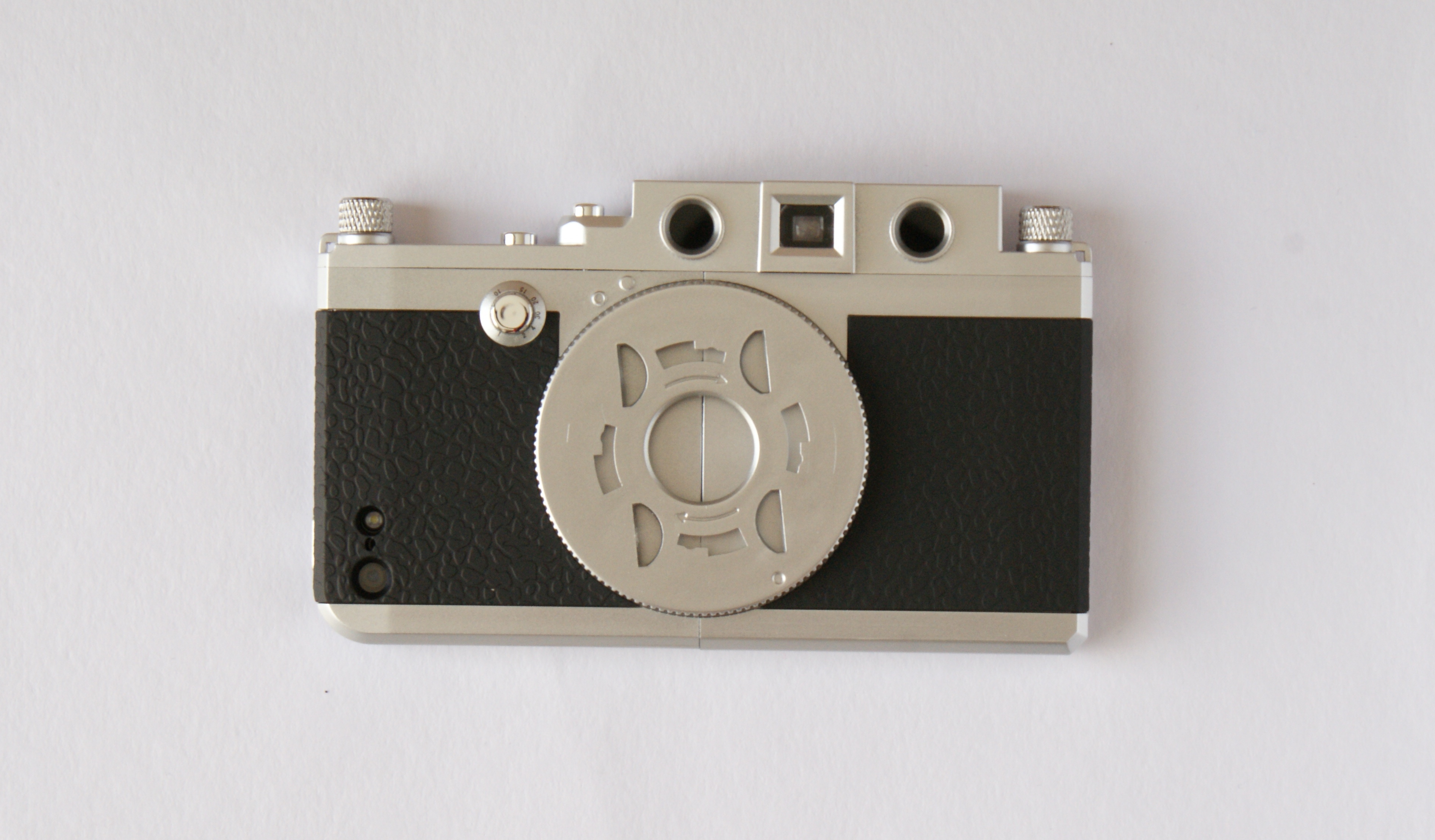 中央部分にレンズの台座を装着する