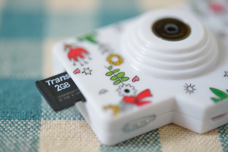 データはMicro SDカード（別売）に記録されます。16GBまで使用可能