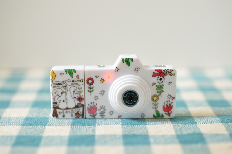 フロント部には赤いランプがあり、電源ON状態や撮影完了を知らせてくれます