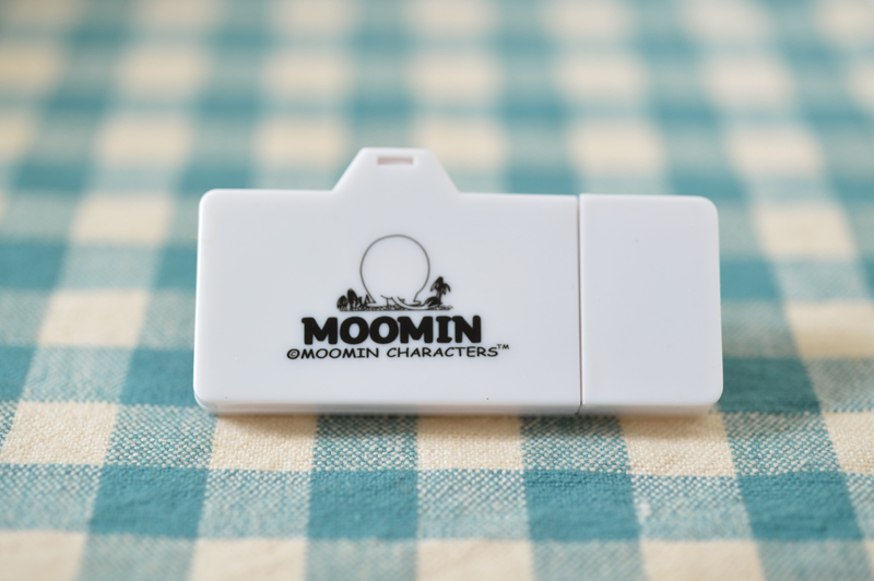 バックはファインダーも液晶モニターもありません。ムーミンのお尻がキュート