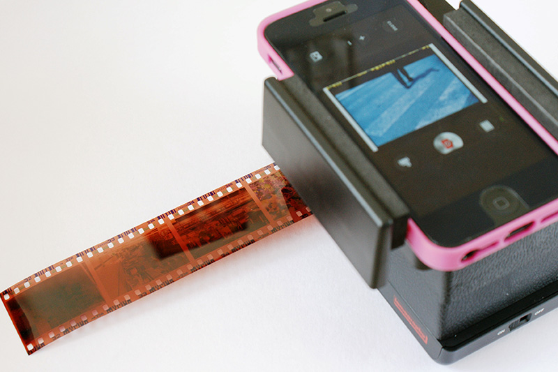 スキャンベースの電源を入れるとライトがつくので、スリットにフィルムを差し込む