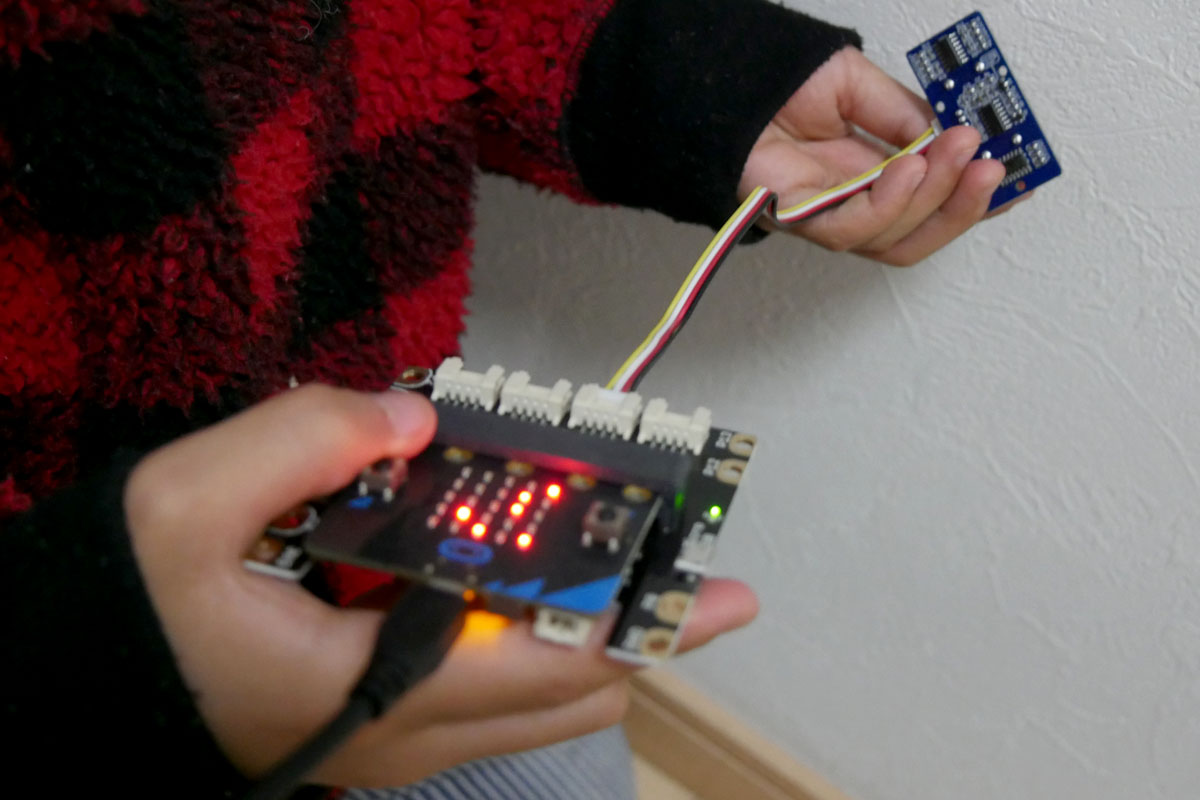 家庭でプログラミング教育にトライ】プログラミングで音楽が鳴り距離が測れる、「micro:bit（マイクロビット）アドバンスセット」にトライ！