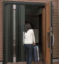 玄関ドアを少し開けると自動で開いて閉まる Ryobiの Rucad Impress Watch