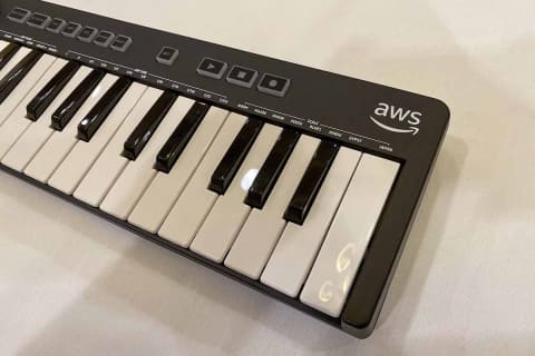 アマゾンはなぜ 音楽キーボード を作る ハードウェアと学習 Impress Watch