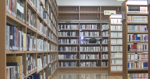 図書館内でドローンを飛ばして蔵書点検を無人化 船橋市 Impress Watch