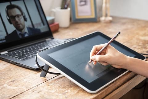 木の香りがするワコムペン「Hi-uni DIGITAL」。三菱鉛筆とコラボ