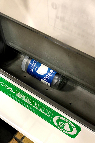 自販機で冷えたマスクを買ってみた ドリンクと一緒に売ってる いつモノコト Impress Watch