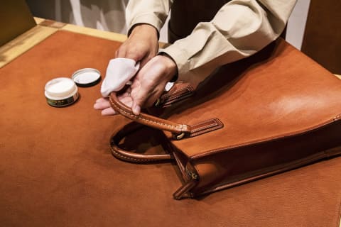 土屋鞄 無料のお手入れサービス ブラシがけやオイル塗布 Impress Watch