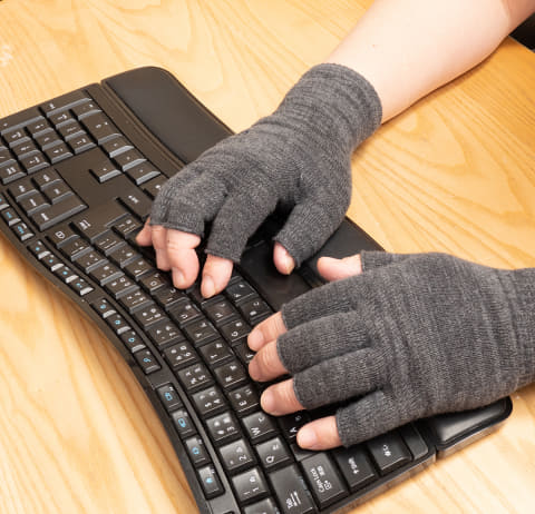 自宅仕事は手が寒い 指なし手袋で快適キーボードタイピング いつモノコト Impress Watch