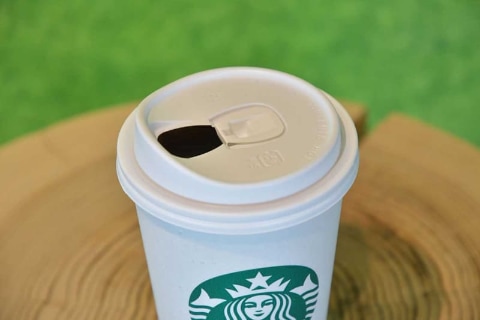 スタバのアイスコーヒーが紙カップ ストロー不要フタに 全店舗 Impress Watch