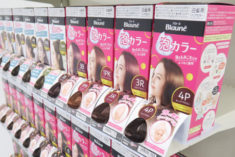 花王 ヘアカラーの毛束色見本を廃止 プラ削減 Impress Watch