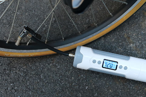 自転車用に小型電動ポンプを買った。もう空気入れでシュコシュコしない