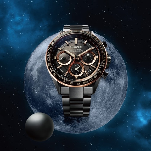 シチズン アテッサ、月面がモチーフのブラックチタン・ソーラーGPS時計 
