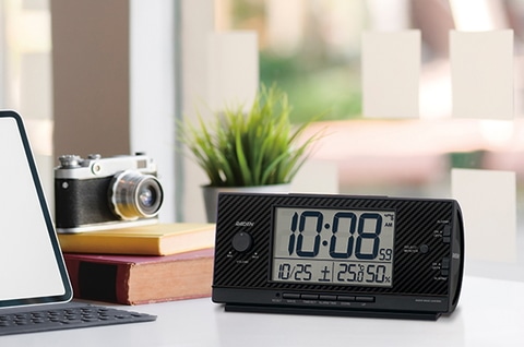 セイコー カーボン柄の大音量目覚まし時計 Edmや 朝ごはんを作る音 Impress Watch