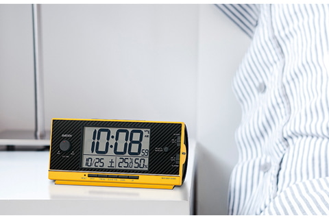 セイコー カーボン柄の大音量目覚まし時計 Edmや 朝ごはんを作る音 Impress Watch